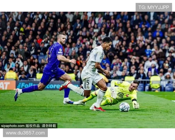 皇马球迷遭瓦伦球迷辱骂吐唾